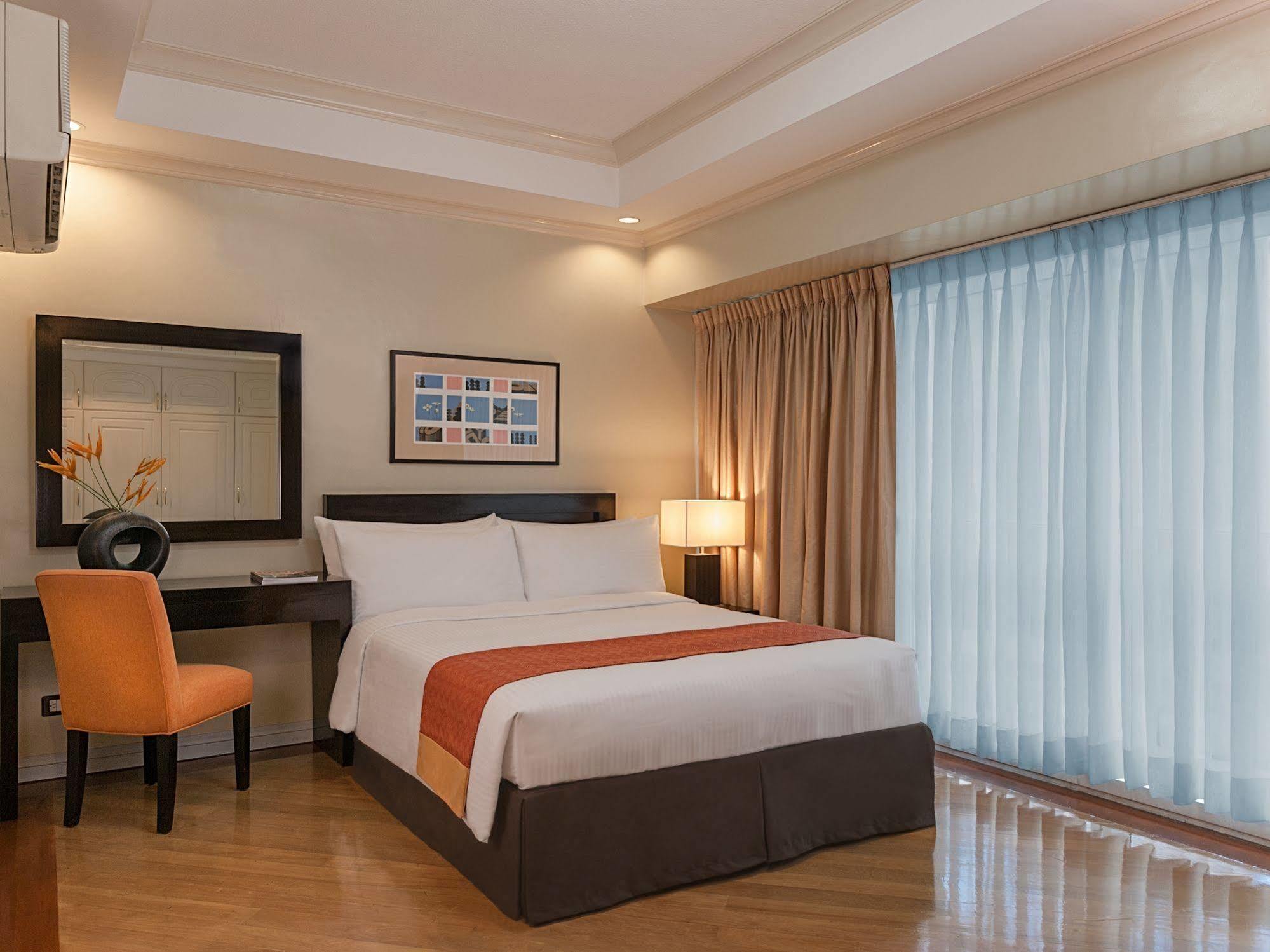 Fraser Place Manila Makati City Buitenkant foto